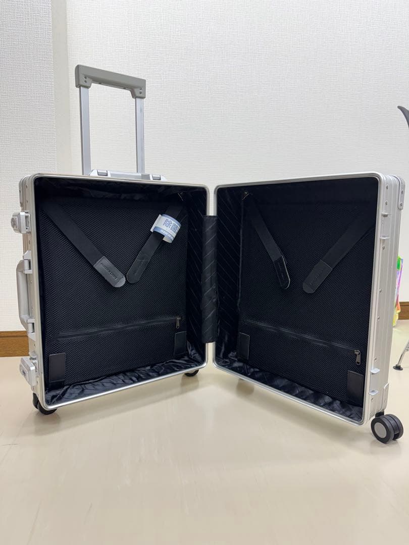 ネオキーパー　アルミ製中型キャリーケース 4輪