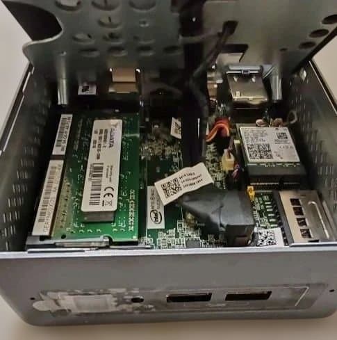 Intel NUC ミニPC Windows風 Ubuntu Linux