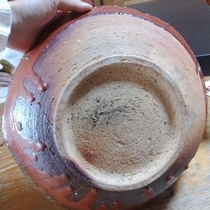 赤色と茶色の模様の皿