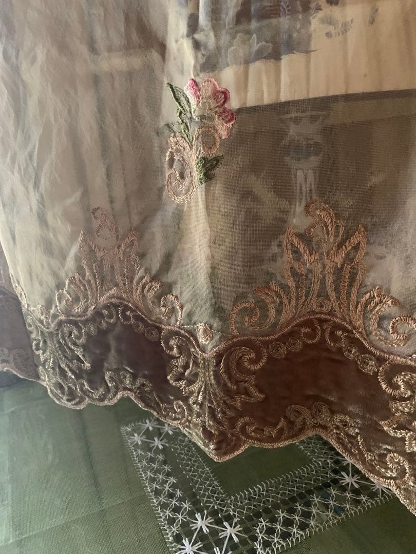 フランスアンティーク　オリジナルプロガントデットストック品のレースのカーテン！