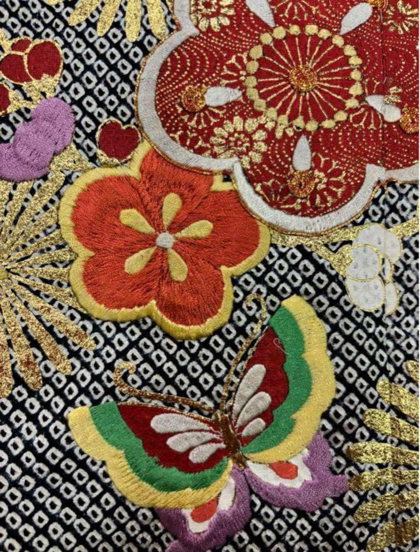 七五三　四ツ身女の子着物　正絹　仮絵羽　赤　豪華絞り　華やか刺繍　蝶　梅
