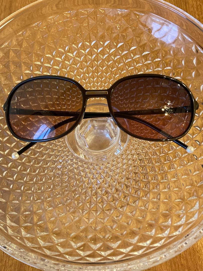 シャネル CHANEL サングラス　ロゴプレート パール飾り
