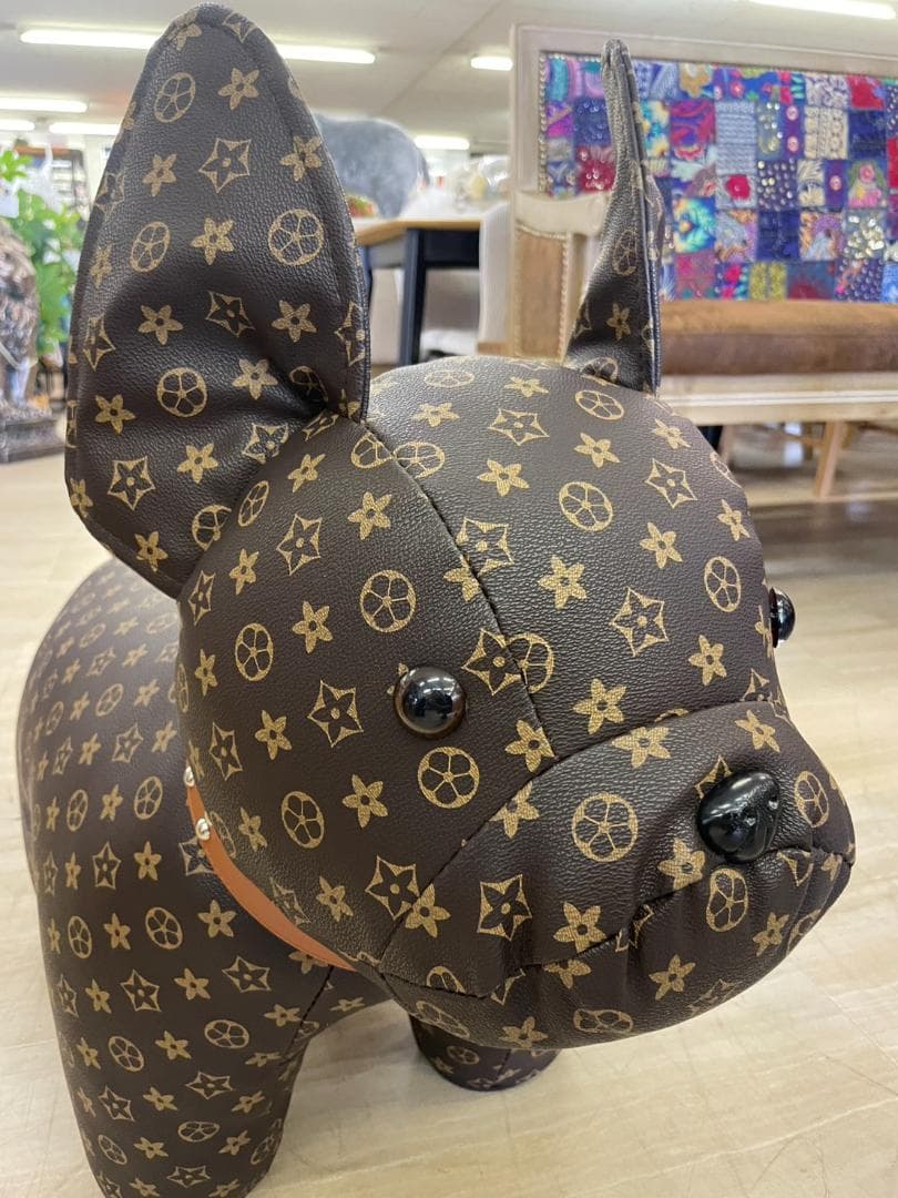 座れるオブジェ　ぬいぐるみ　スツール　イス　モノグラム　ブランド　犬　キャンバス