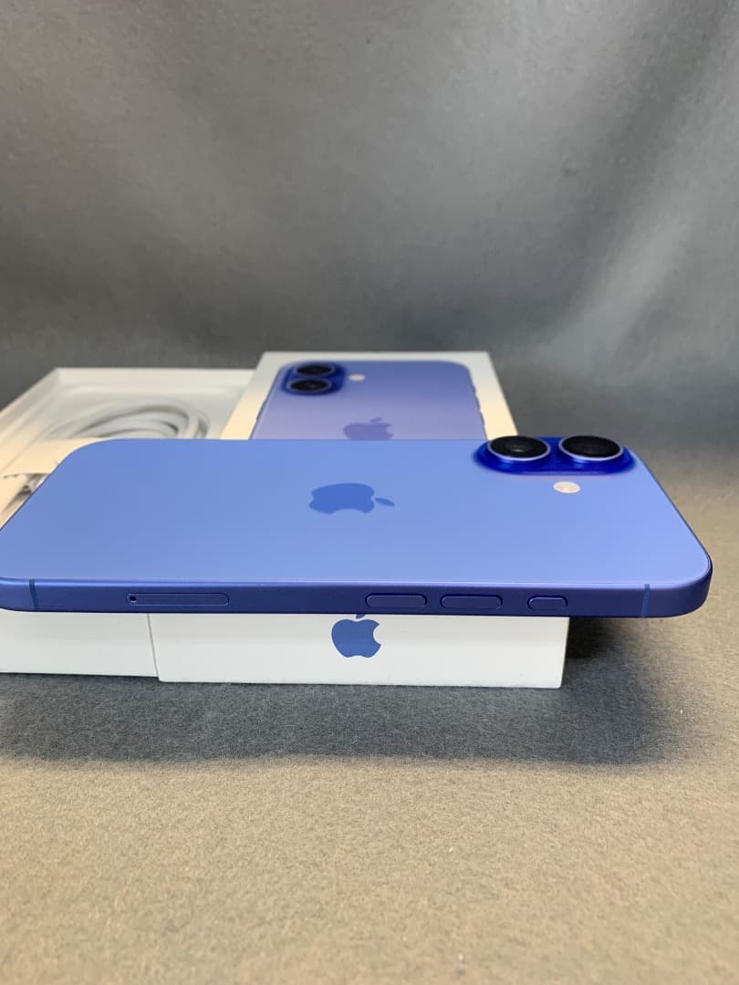 超美品　国内版　SIMフリー　iPhone16　 128GB ブルー色