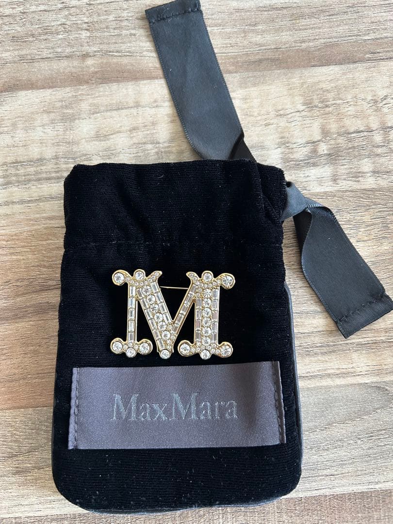 xoxoMaxMara M字型ブローチ ゴールド