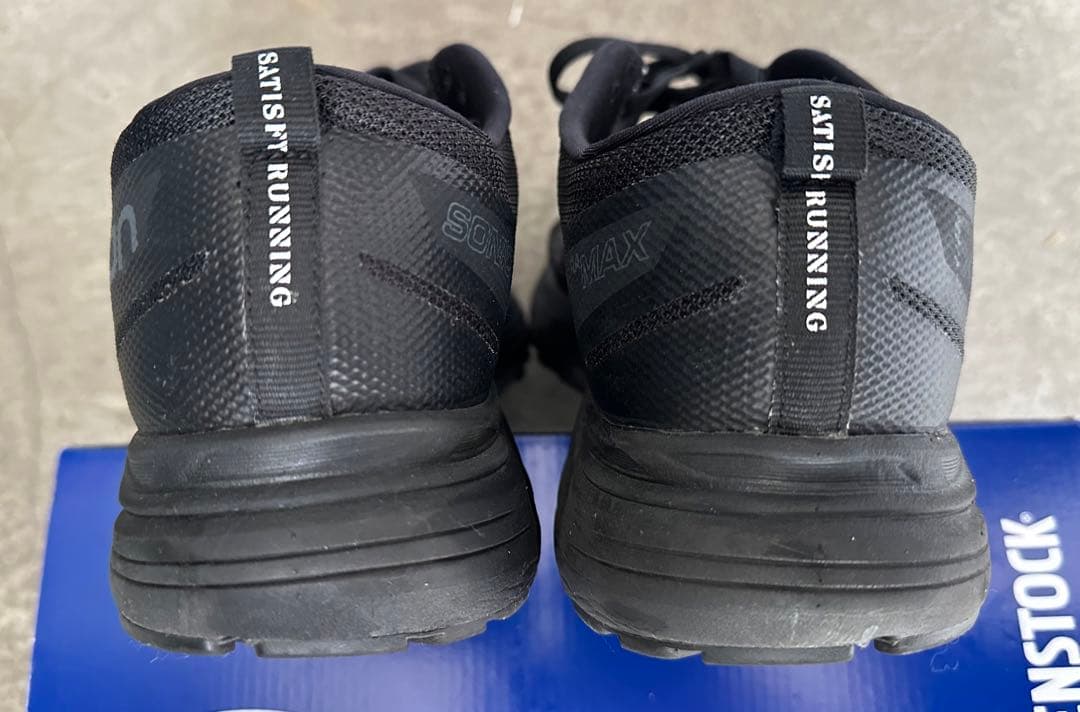 satisfy running salomon サティスファイ　27cm