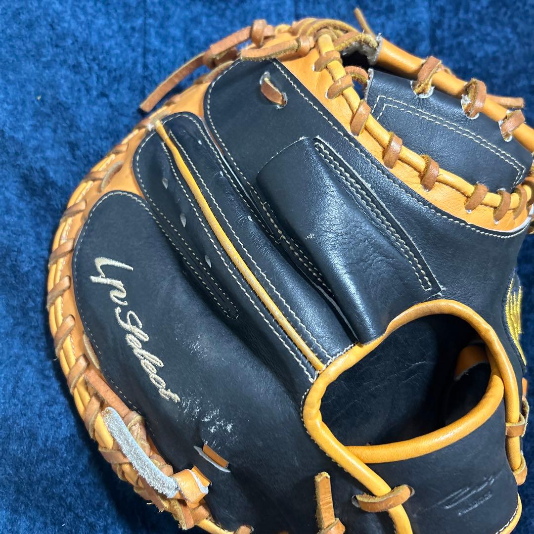アイピーセレクト　軟式グローブ 黒とオレンジ