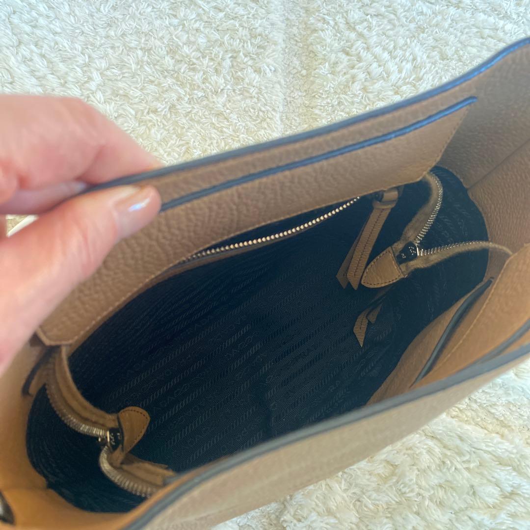 PRADA ベージュ レザー ショルダーバッグ