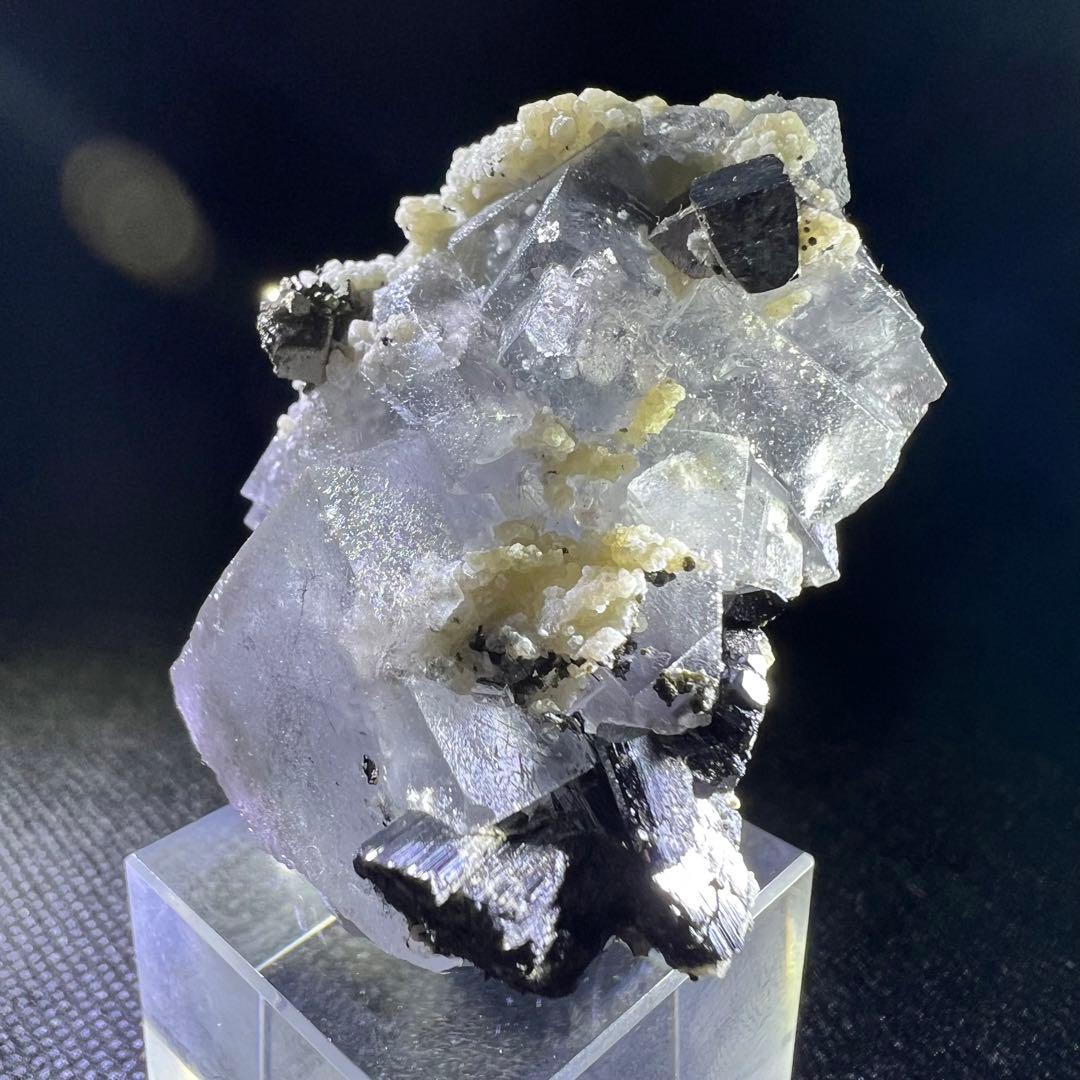 ヤオガンシャン産　ウルフラマイト、パイライト共生　カラーレスフローライト