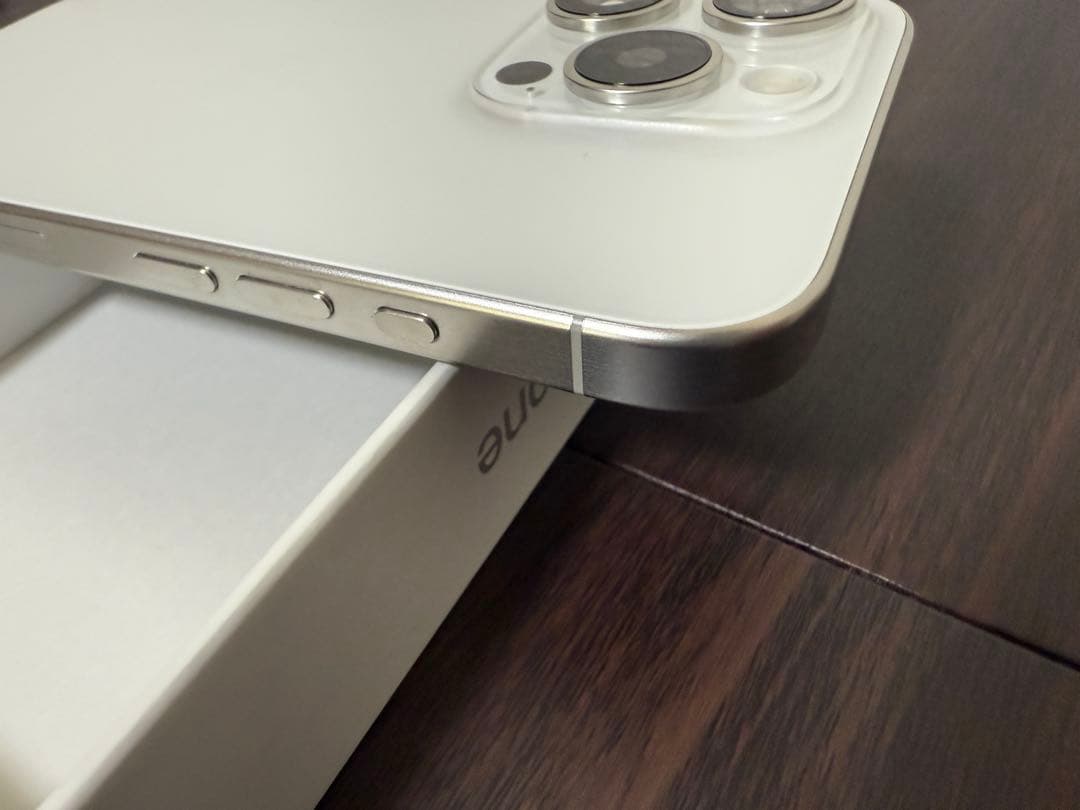 【訳あり】Apple iPhone 15Pro ホワイトチタニウム（ケース付き）