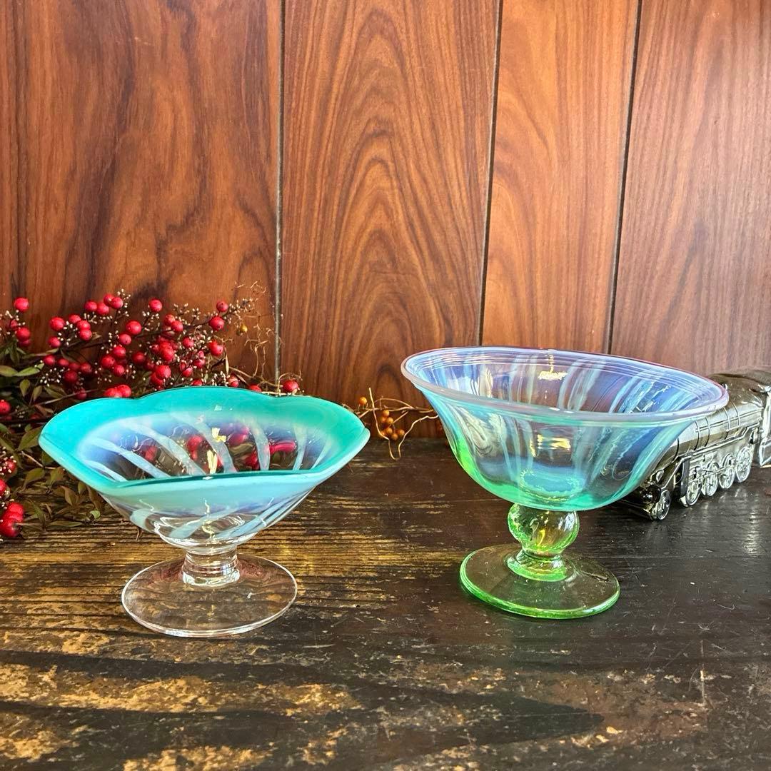 骨董　時代ガラス　希少　翡翠色乳白色暈し　流線紋　花型　朝顔コップ　氷コップ１客