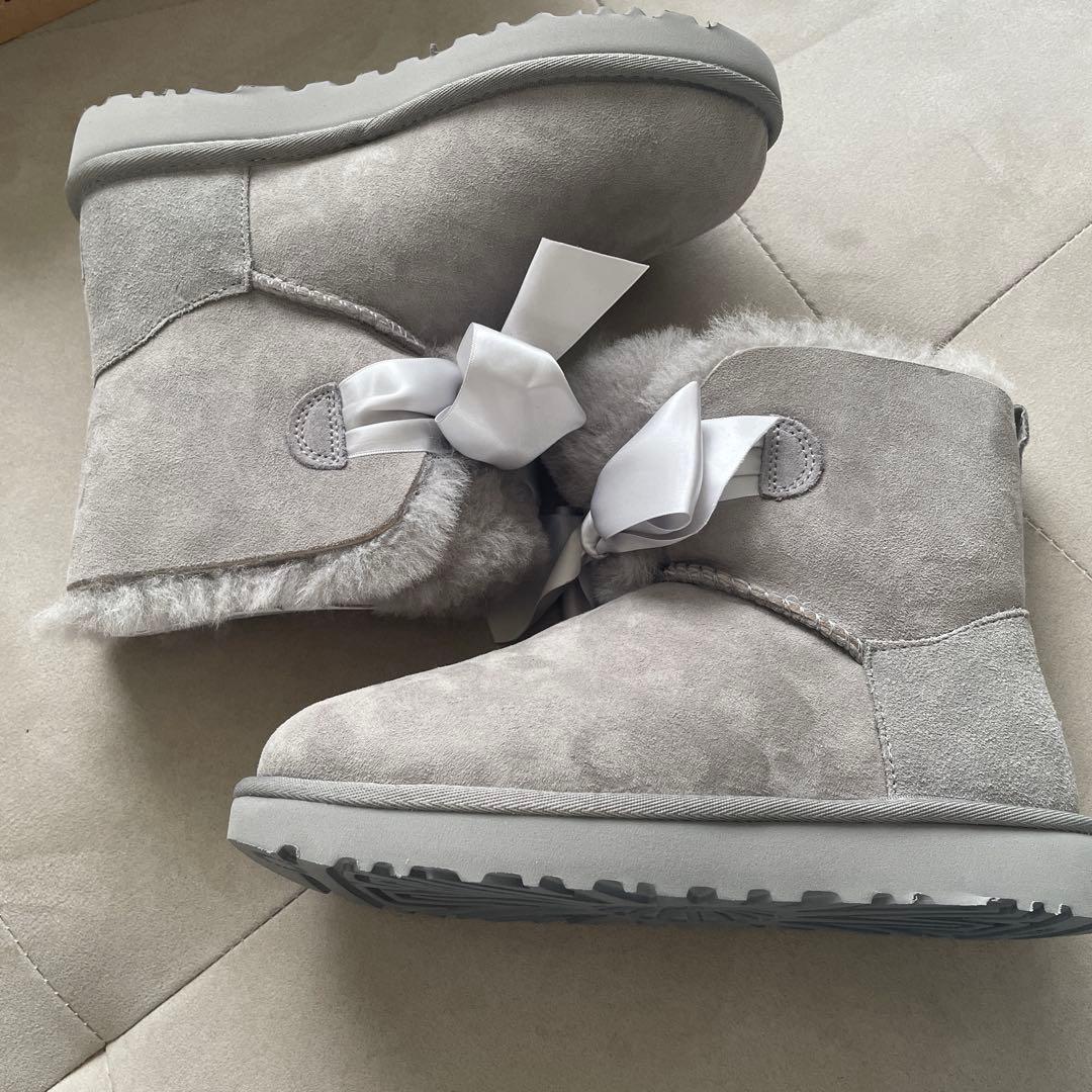 新品未使用 UGG ムートンブーツ リボン グレー　ふわふわ