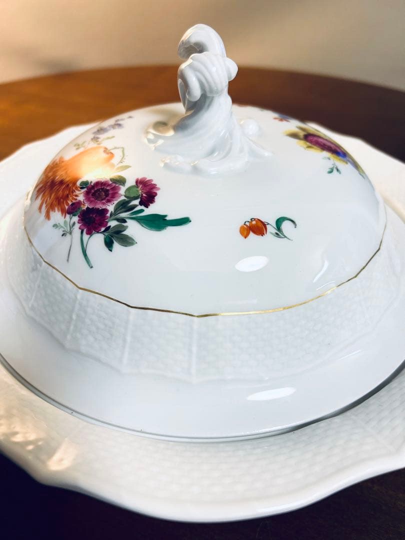 マイセン ノイブランデンシュタイン　レリーフ 三つ花 ベジタブルボウル 蓋付き