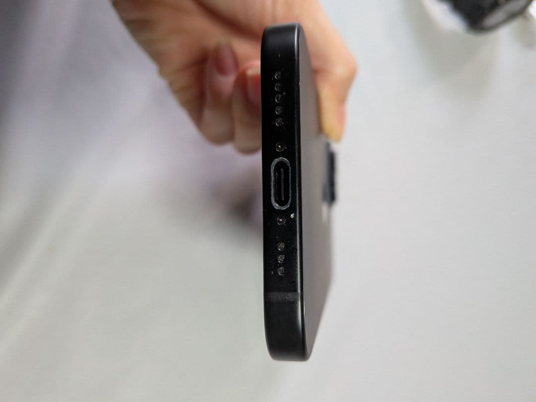 中古　iPhone15 128GB simフリー