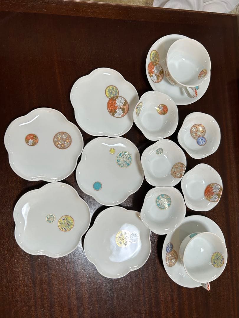 深川製磁　宮内庁御用達　寿赤絵　ペア紅茶碗皿　小皿揃　梅型銘々皿揃　１２点セット