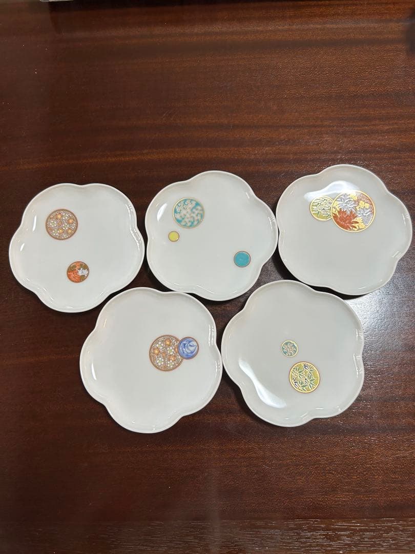 深川製磁　宮内庁御用達　寿赤絵　ペア紅茶碗皿　小皿揃　梅型銘々皿揃　１２点セット