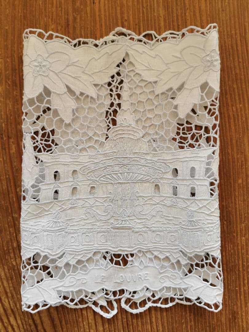 アンティークレース刺繍クロス ルーブル美術館を臨む噴水 ミュージアム所蔵級ピース