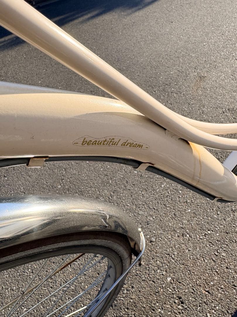 クリーム色 シティサイクル 前面バスケット付き