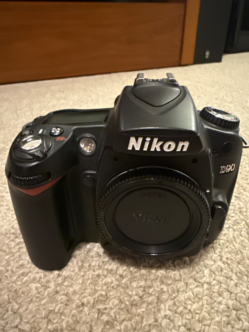 ニコン D90 ジャンク（シャッター固着）修理用パーツ付／バッテリー・充電器付き