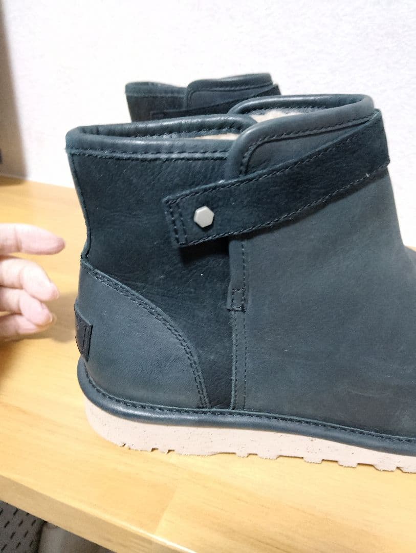 【新品未使用】uggアグ　ムートンレザー ミッドカットブーツ　24cm 黒レザー