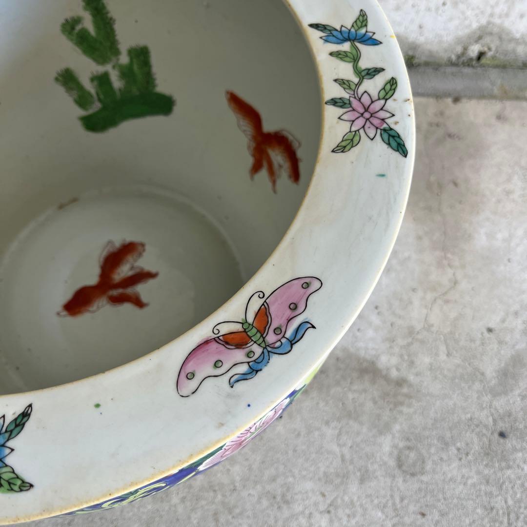 最終処伊万里金魚が泳ぐ絵柄十錦手火鉢大睡蓮鉢金魚鉢　カラフルな色合いと絵柄の良さ