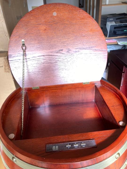 アンティークな樽型デザインのワインクーラーです。