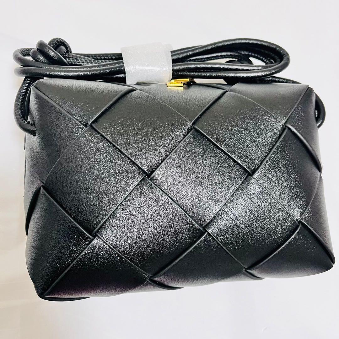 本革　ショルダーバッグ　黒　編み込み　牛革　シンプル　肩がけ　高級感　ブラック