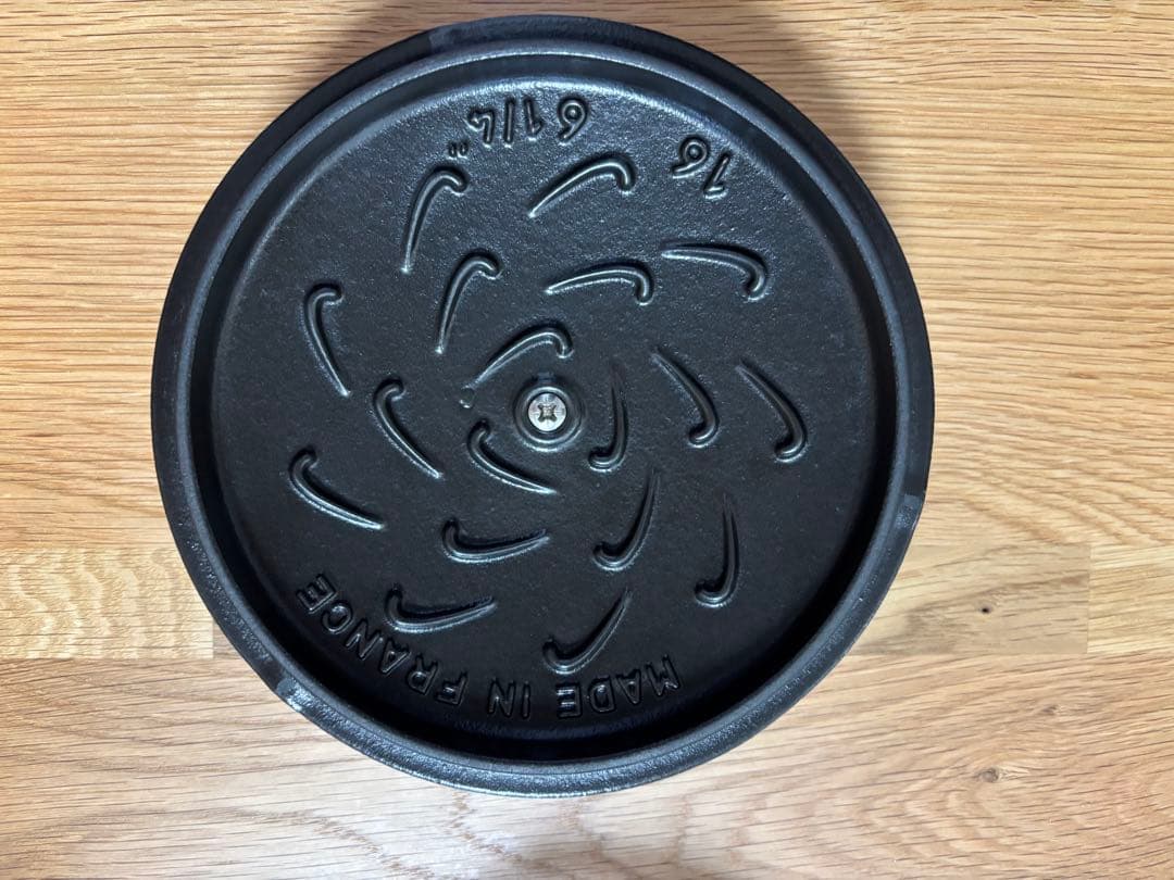 STAUB 丸型 赤 鋳鉄製両手鍋 蓋付き
