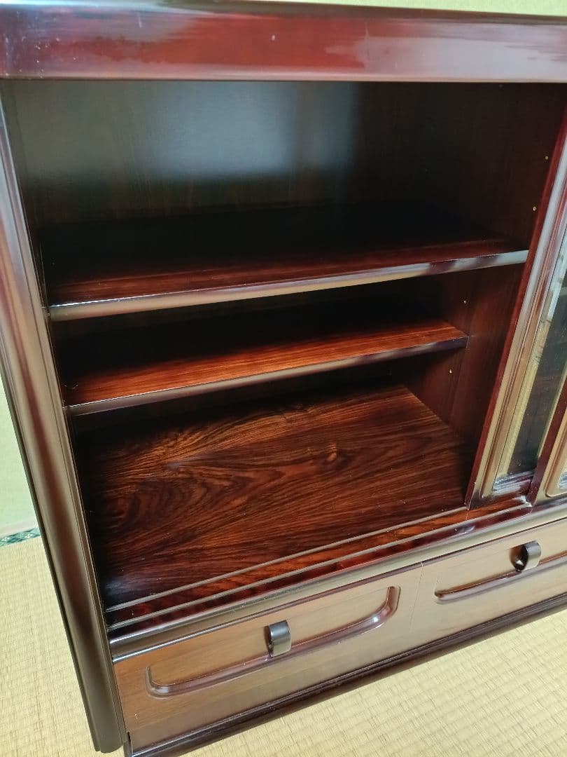 【送料込！】ダークブラウン木製茶タンス ガラス扉付き