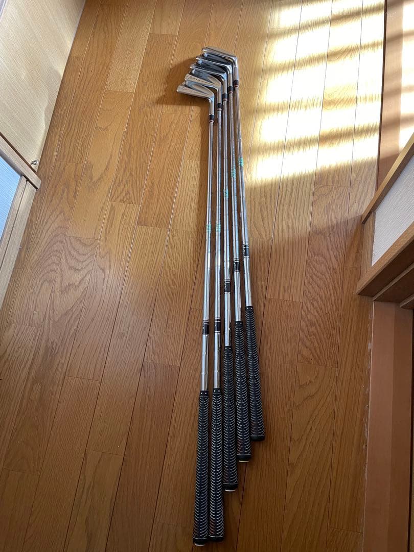 ADAMSGOLFのゴルフキャディバッグとアイアンセット