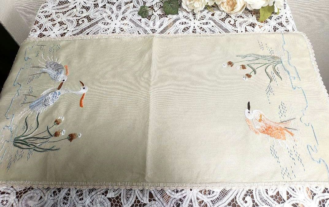 ハンドメイド アオサギ 手刺繍 手編みレース縁取り テーブルセンター