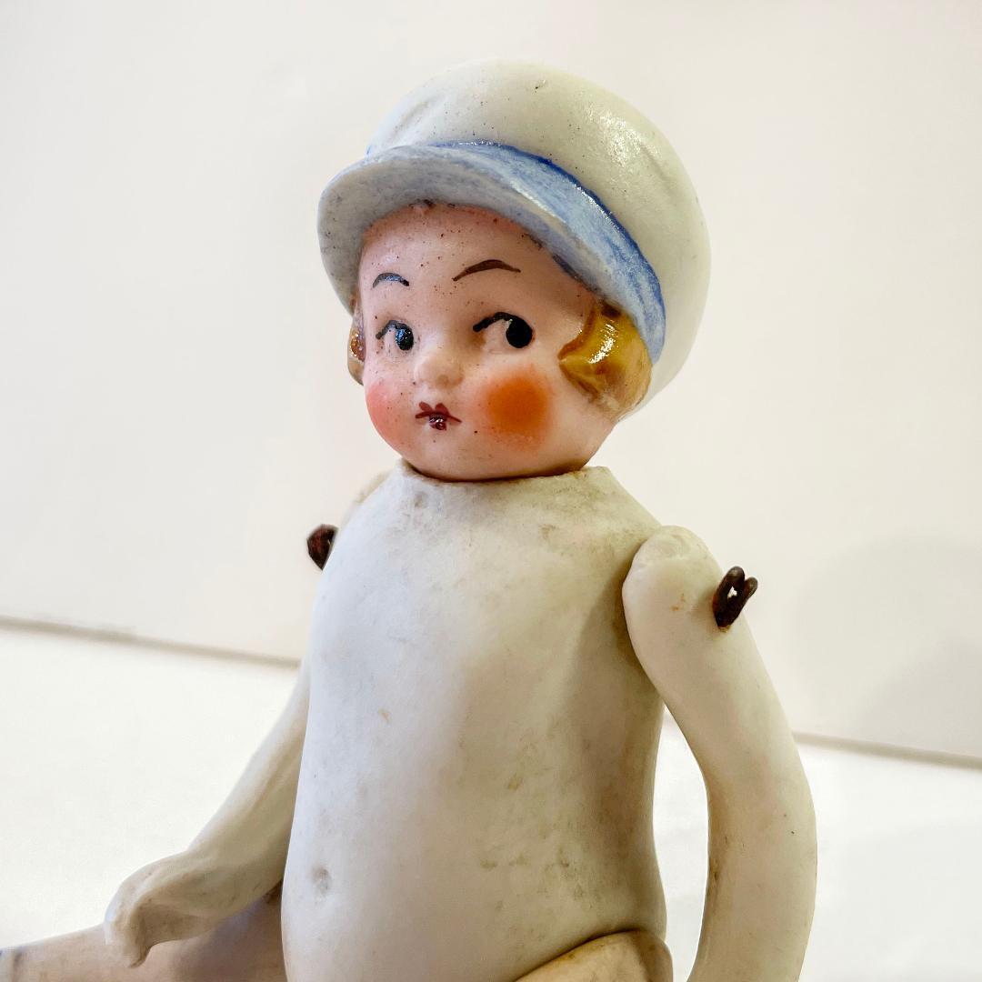 帽子の女の子のビスクドール・ドイツ1920年頃・アンティーク 縞靴下の子